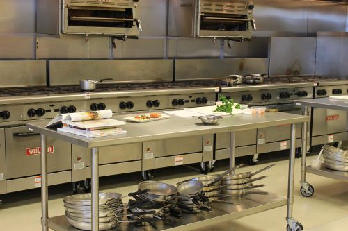 https://kitchendesignpartner.com/wp-content/uploads/2020/03/Restaurants-use-stainless-steel-for-their-countertops.jpg